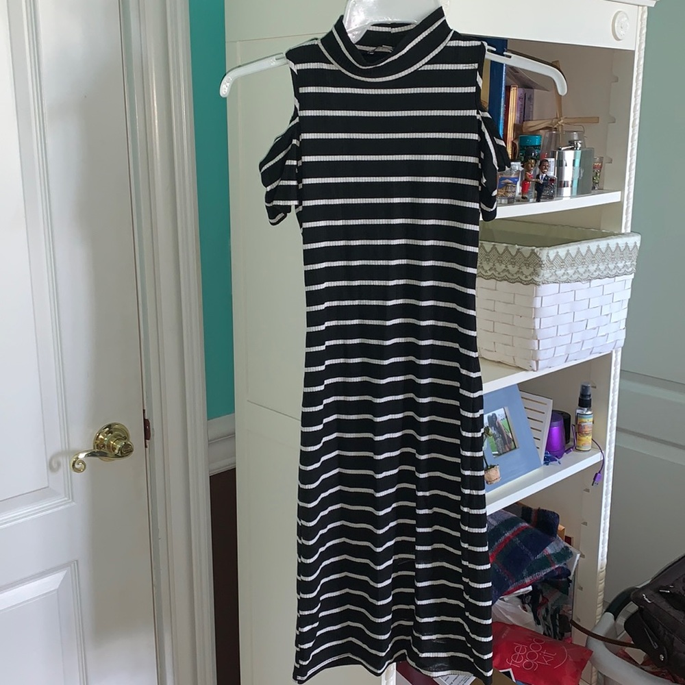 Tight dress with cut out sleeves